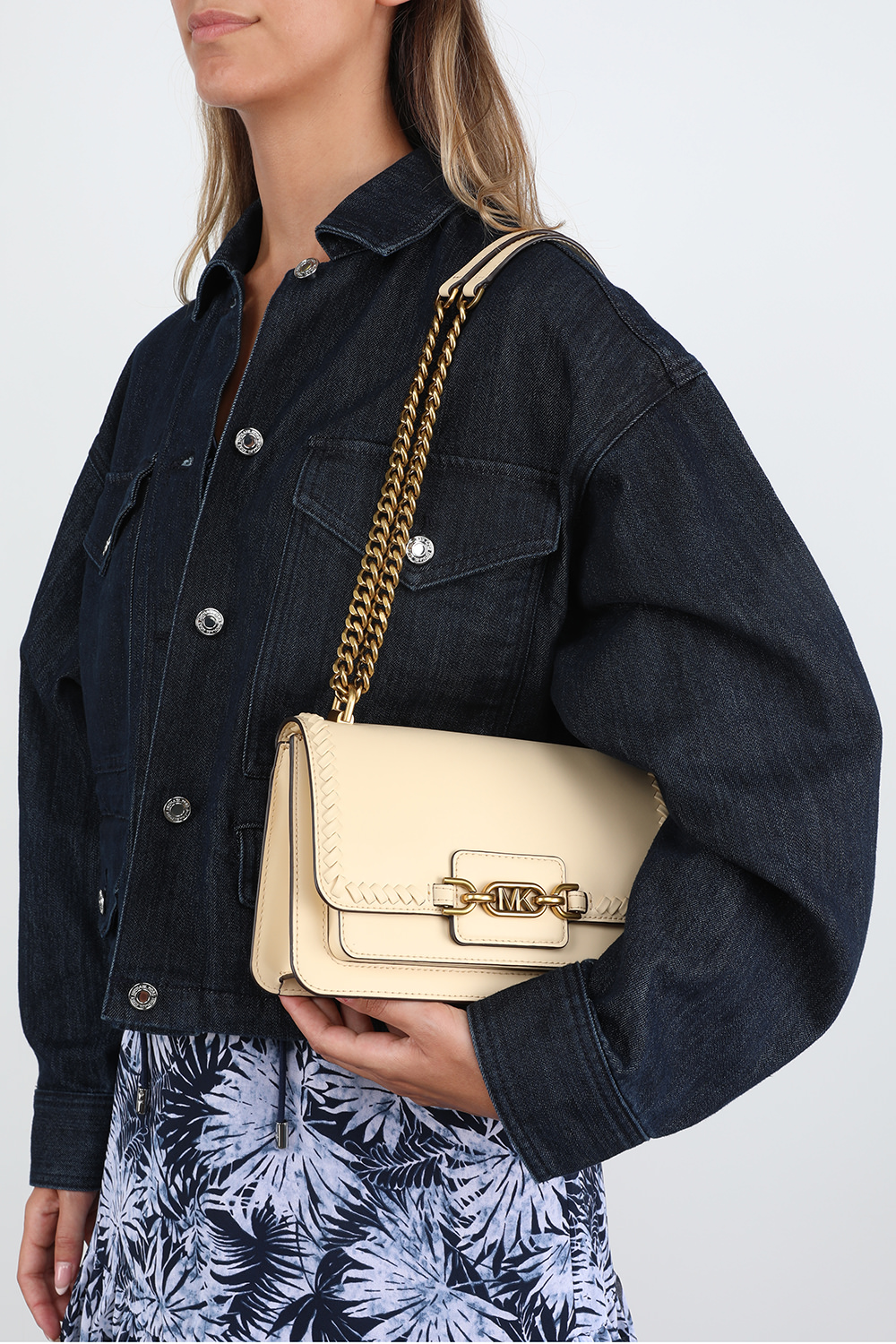 תמונת כל הלוק של תיק כתף הת'ר מעור בגודל לארג'